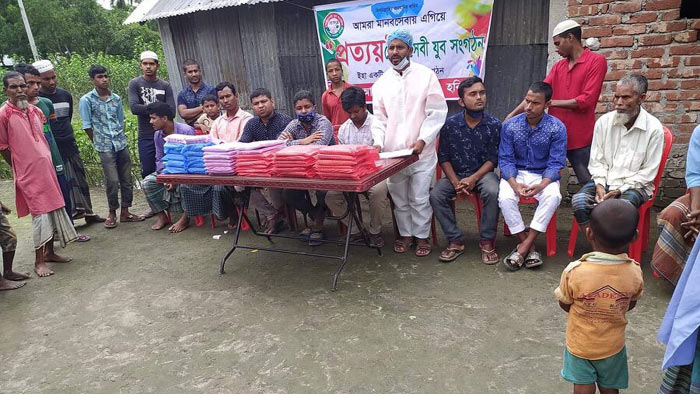 মাধবপুরে প্রত্যয় স্বেচ্ছাসেবী যুব সংগঠনের ঈদ উপহার বিতরণ