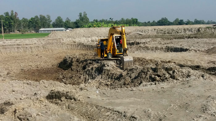 ফসলের জমি থেকে বেকু দিয়ে মাটি উত্তোলন