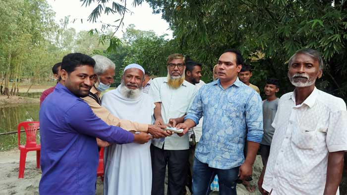মাদ্রাসায় নগদ অর্থ প্রদান করলেন মেয়র সাজ্জাদুল হক রেজা