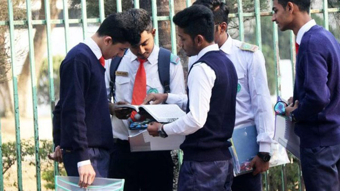 বড়লেখায় এসএসসি হল থেকে এন্ড্রয়েট ফোন জব্দ, ৩ পরিদর্শককে অব্যাহতি