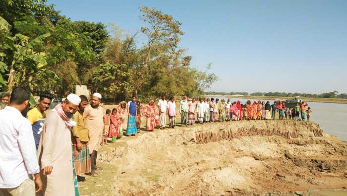 সুরমা নদীর ভাঙন রোধে মাছিমপুর গ্রামবাসীর মানববন্ধন