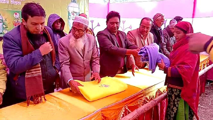 পীরগঞ্জে হত দরিদ্রদের মাঝে কম্বল বিতরণ