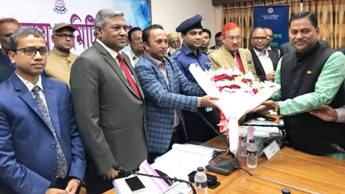 হাইমচর উপজেলা চেয়ারম্যাকে জেলা প্রশাসনের ফুলের শুভেচ্ছা