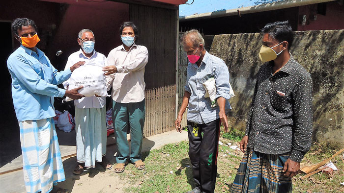 করোনার প্রভাবে অসহায় পরিবারের পাশে দাঁড়ালেন নুরজাহান স্মৃতি সংসদ