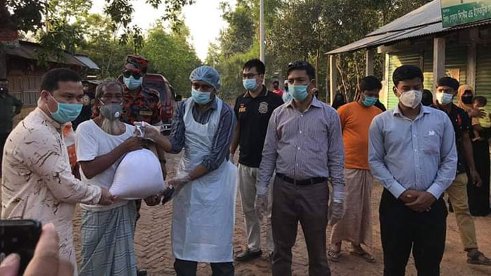 রামগড় উপজেলা প্রশাসনের উদ্যোগে অসহায়দের ত্রাণ বিতরণ অব্যাহত