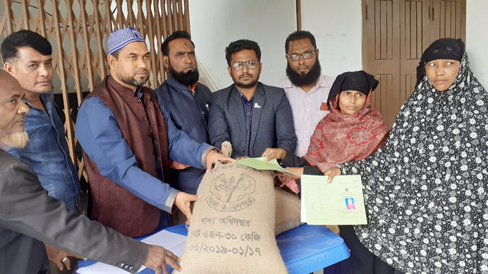 রামপুরে ভিজিডি কার্ডের চাল বিতরন
