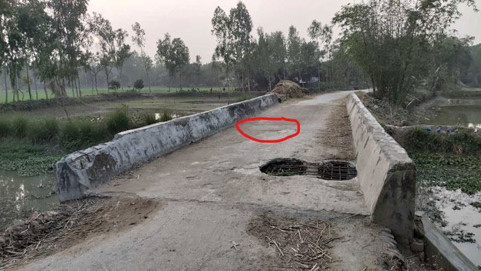 একটি ব্রীজের জন্য আট কোটি টাকার সড়ক মৃতপ্রায়!