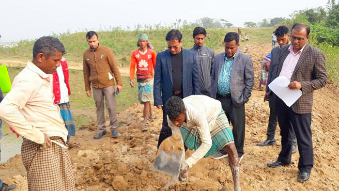 দোয়ারায় হাওরের ফসল রক্ষাবাঁধ পরিদর্শনে স্থানীয় সরকারের উপ পরিচালক