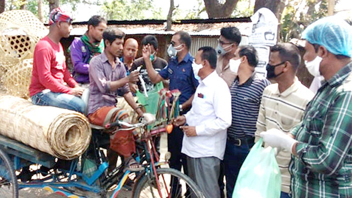 ক্রান্তিকালের উদ্যোগে মাস্ক ও হ্যান্ড স্যানিটাইজার বিতরণ