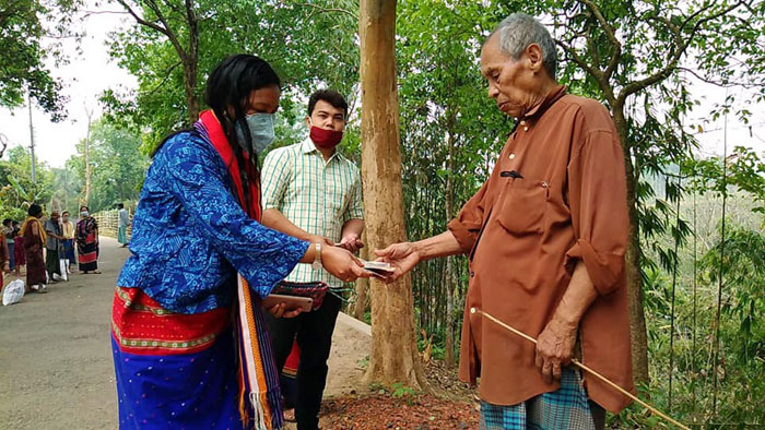 ব্যক্তিগত উদ্যোগে ত্রাণ সামগ্রী দিচ্ছে শাপলা দেবী ত্রিপুরা