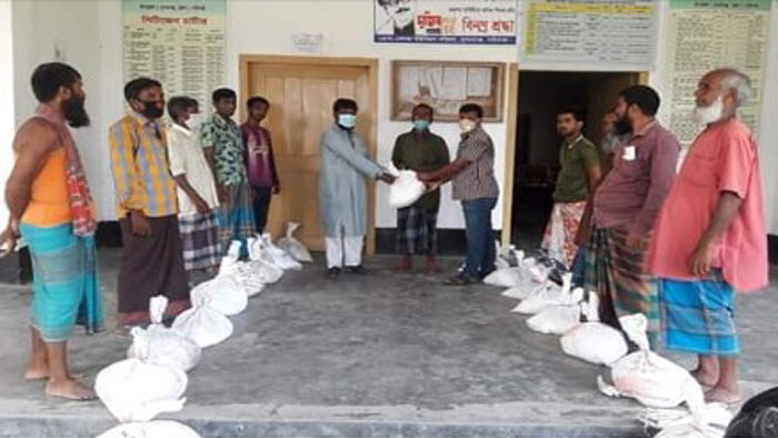 সুন্দরগঞ্জে পাট চাষীদের মাঝে সার বিতরণ