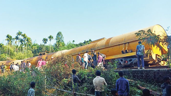 ৩০ ঘণ্টা পর সিলেটের সঙ্গে সারা দেশের রেল যোগাযোগ শুরু