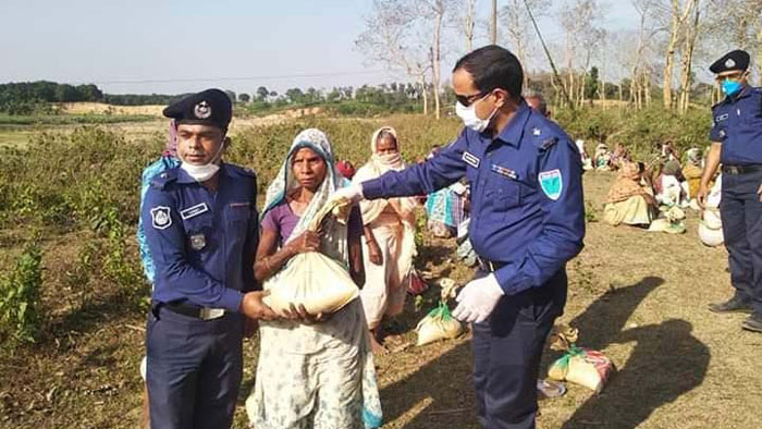 চুনারুঘাটে চা শ্রমিকদের মাঝে এসপি মোহাম্মদ উল্ল&shy;ার ত্রাণ বিতরণ