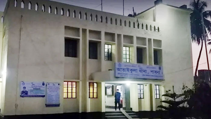 পাবনায় থানার ছাদে উঠে পুলিশ কর্মকর্তার আত্মহত্যা