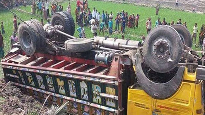 গাইবান্ধায় রড বোঝাই ট্রাক উল্টে ১৩ জনের মৃত্যু