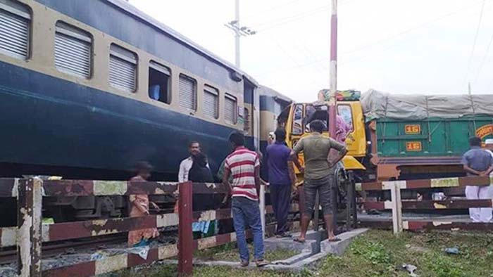 পাবনায় চলন্ত ট্রেনে ট্রাকের ধাক্কা, রেল যোগাযোগ বিঘ্নিত