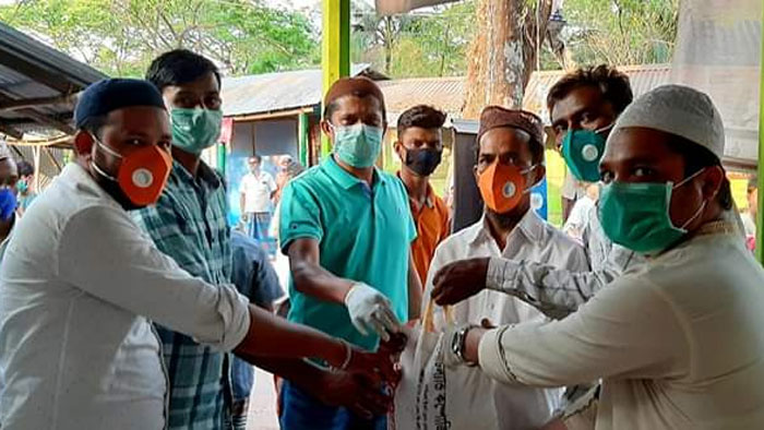 মৈশাদীতে আজাদ ও তারেক খানের উদ্যােগে অসহায়দের মাঝে ত্রাণ বিতরণ