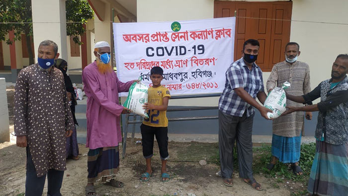 মাধবপুরের ধর্মঘরে অবসরপ্রাপ্ত সেনা কল্যাণ ক্লাবের ত্রাণ বিতরণ