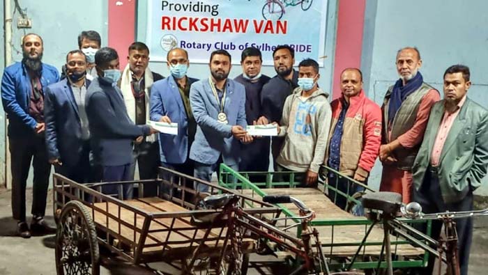 দিনমজুরদের মধ্যে রোটারি ক্লাব অব সিলেট প্রাইডের ভ্যানগাড়ী প্রদান