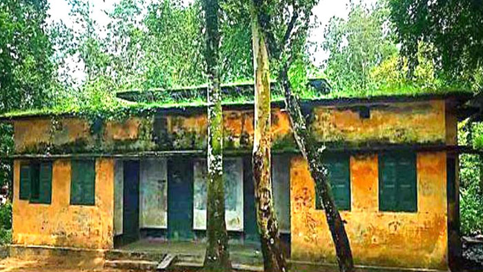 বিরামপুরে পরিত্যক্ত ভবন মাদকসেবীদের আখড়া!