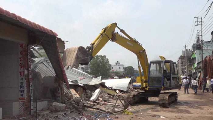 ব্রাহ্মণবাড়িয়া টাউনখাল পুনরুদ্ধারে অবৈধ স্থাপনা উচ্ছেদ অভিযান
