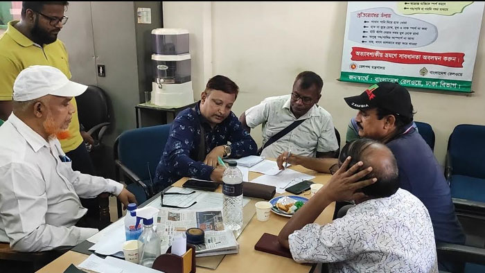 আখাউড়ায় একই লাইনে দুই ট্রেন : তদন্ত কমিটির ঘটনাস্থল পরিদর্শন