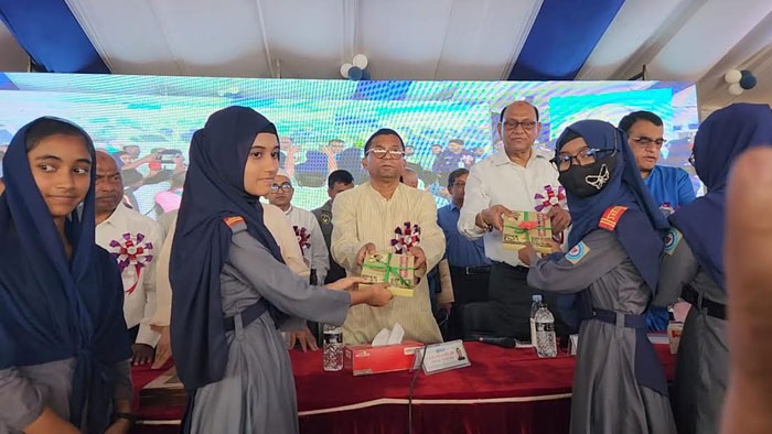 বঙ্গবন্ধু রচিত &lsquo;আমার দেখা নয়াচীন&rsquo; বই পেলেন বাঞ্ছারামপুরের সহস্রাধিক শিক্ষার্থী