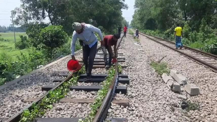 ব্রাহ্মণবাড়িয়ায় ফের বেঁকে গেছে রেললাইন: ঢাকামূখী আপলাইনে ট্রেন চলাচল বন্ধ