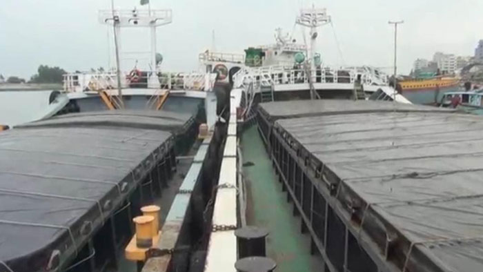 আশুগঞ্জে নৌযান ধর্মঘট : ব্যবসা-বাণিজ্য স্থবির