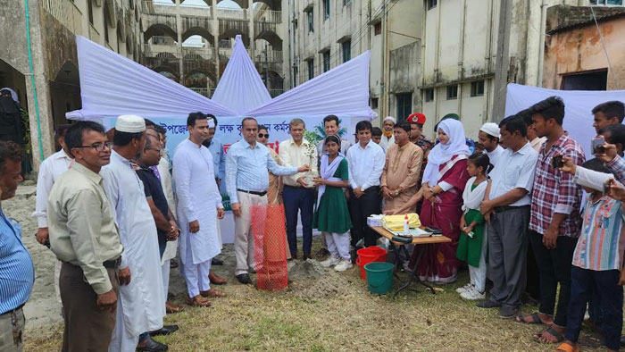 আশুগঞ্জে আট হাজার তালসহ এক লাখ গাছের চারা বিতরণ