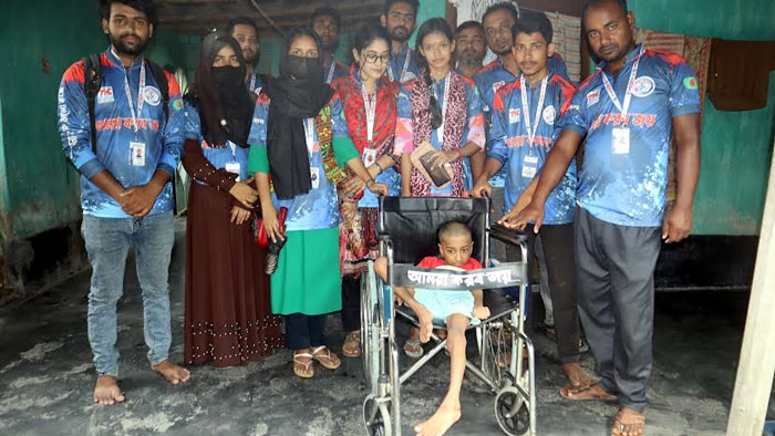 &lsquo;আমরা করব জয়&rsquo; এর উদ্যোগে শারীরিক প্রতিবন্ধী শিশুকে হুইলচেয়ার উপহার
