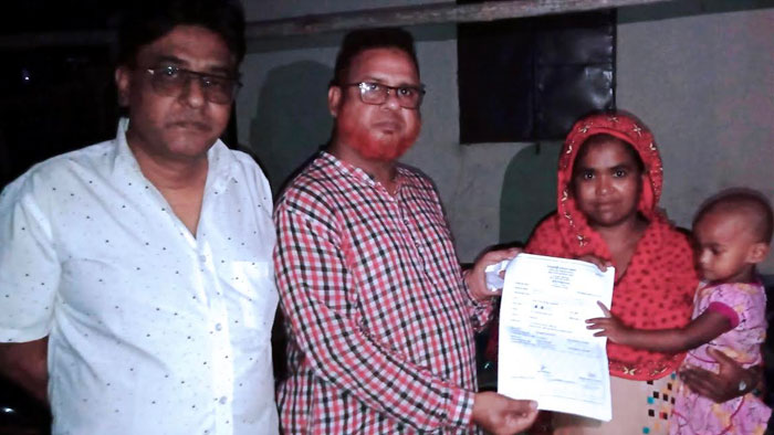 বকশীগঞ্জ বাড়ি বাড়ি গিয়ে জম্ম সনদ বিতরণ