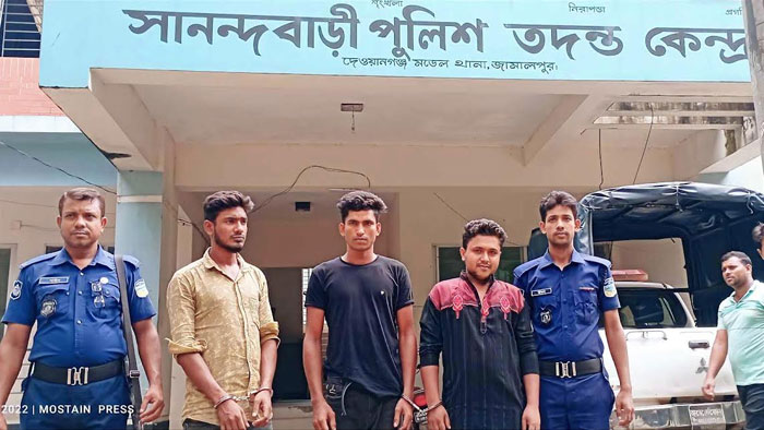 দেওয়ানগঞ্জে ভারতীয় মদসহ আটক ৩