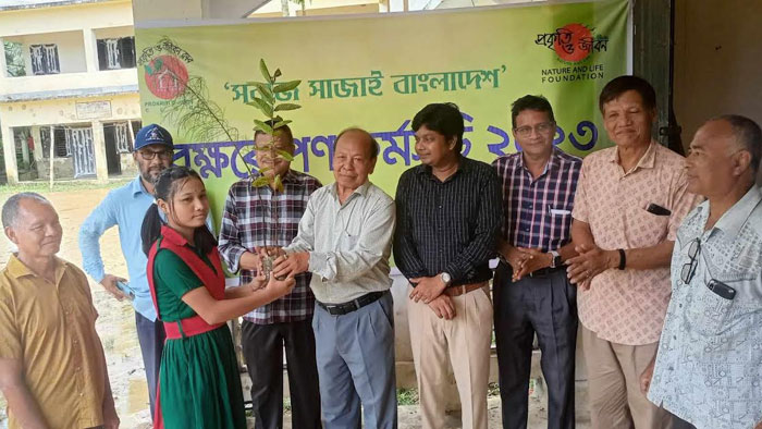 খাগড়াছড়িতে শিক্ষার্থীদের মাঝে বৃক্ষচারা বিতরণ ও পরিবেশ উদ্বুদ্ধকরণ সভা