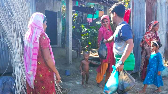 মাধবপুরে বন্যার্তদের মাঝে সেচ্ছাসেবকলীগের খাদ্য সামগ্রী বিতরণ