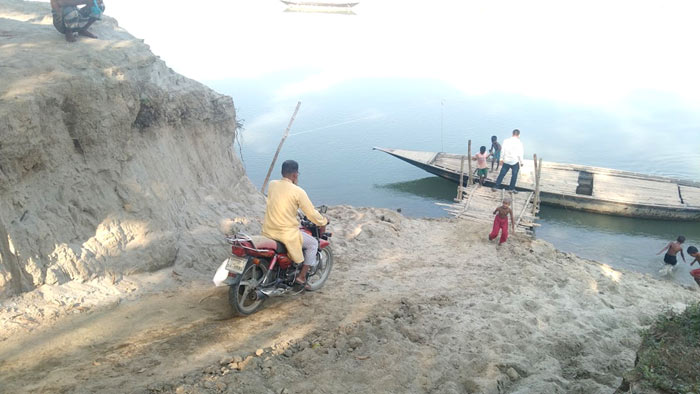 শেরপুরে ৪ গ্রামের ২০ হাজার মানুষের নদী পারাপারে একমাত্র মাধ্যম যখন ১টি নৌকা