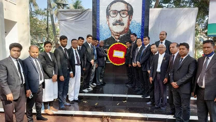 শেরপুরে বঙ্গবন্ধুর প্রতিকৃতিতে বার নির্বাচনে জয়ী আ&rsquo;লীগ প্যানেলের শ্রদ্ধাঞ্জলি