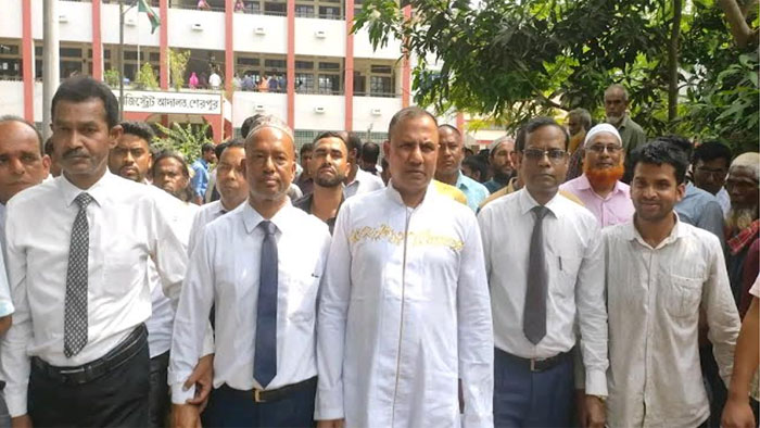 প্রধানমন্ত্রী শেখ হাসিনা' কে প্রাণনাশের হুমকির অভিযোগে শেরপুরে আদালতে মামলা