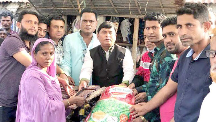 জামালগঞ্জে অগ্নিকান্ডে ক্ষতিগ্রস্থ ৪০টি পরিবারের পাশে এড. রনজিত সরকার