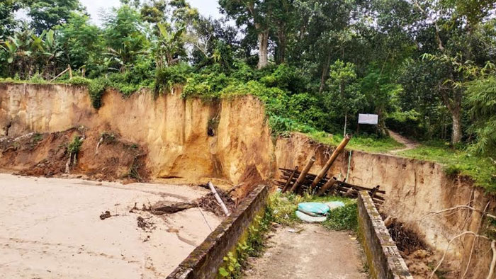 পাহাড়ি ঢলে সাতছড়ি ত্রিপুরা পল্লীর ব্রীজ ধসে পড়েছে