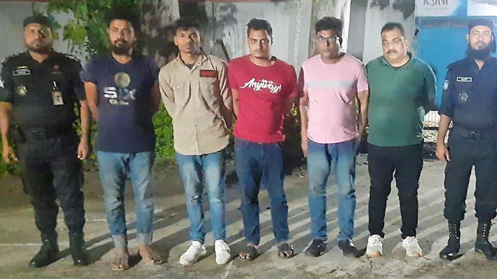 ব্রাহ্মণবাড়িয়ায় চার ভারতীয় নাগরিকসহ পাঁচ চোরাকারবারী আটক