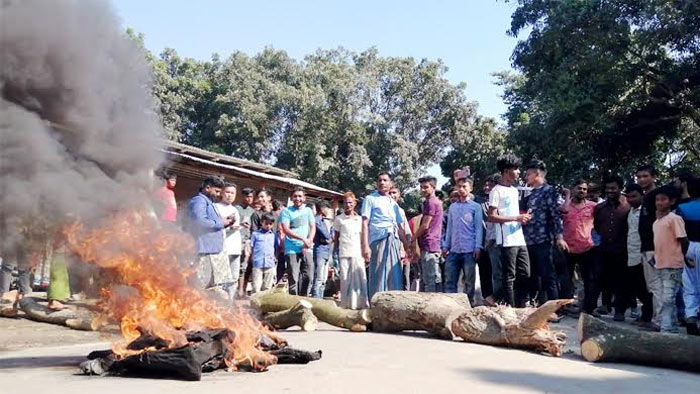 শতবর্ষী খেলার মাঠ রক্ষায় সড়কে আগুন জ্বালিয়ে বিক্ষোভ
