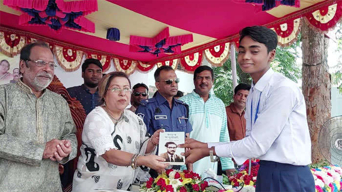 শাহজাদপুরে শিক্ষার্থীদের মাঝে বঙ্গবন্ধুর বই উপহার দিলেন মেরিনা জাহান কবিতা এমপি