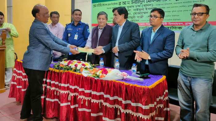 ব্রাহ্মণবাড়িয়ায় বাংলাদেশ সাংবাদিক কল্যাণ ট্রাস্টের আর্থিক সহায়তার চেক বিতরণ
