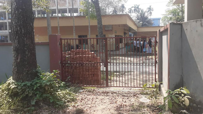সদর উপজেলা প্রাথমিক শিক্ষা অফিসের পথ বন্ধ হওয়ায় জনদুর্ভোগ