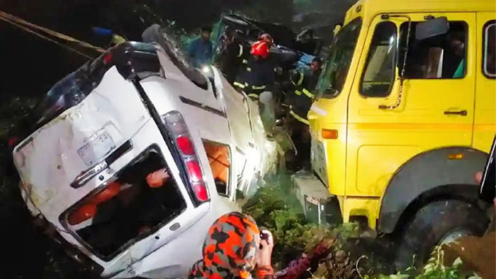 মাধবপুরে ট্রাক-মাইক্রোবাস মুখোমুখি সংঘর্ষে নিহত ৫