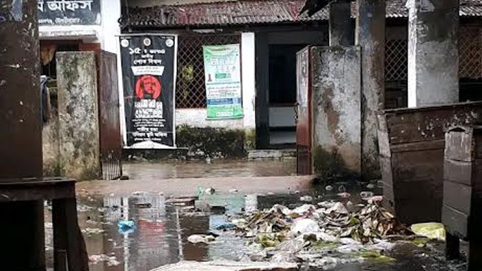কমলগঞ্জের ভূমি অফিসের ফটকে ময়লা আবর্জনার স্তূপ, দুর্ভোগ