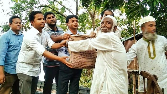 দোয়ারাবাজারে প্রধানমন্ত্রীর ত্রাণ সহায়তা ঘরে ঘরে পৌঁছে দিলেন জেলা প্রশাসক