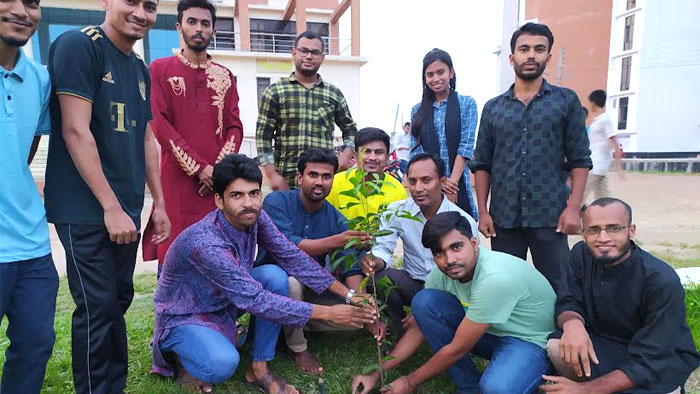 বৃক্ষরোপণ কর্মসূচিতে নজরুল বিশ্ববিদ্যালয় সাংবাদিক সমিতি