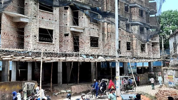 ব্রাহ্মণবাড়িয়ায় নির্মাণাধীন ভবনের ইটের আঘাতে স্কুলছাত্রীসহ তিনজন আহত